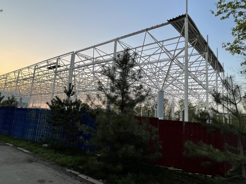 Незаконную постройку сносят в парке «Атакент» в Алматы