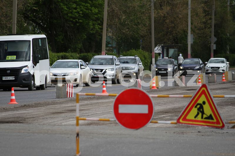 Девять автобусных маршрутов изменили движение из-за аварии на коллекторе в Уральске