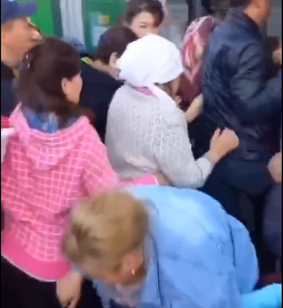 Сахарный ажиотаж в Уральске: у входа в супермаркет образовалась давка