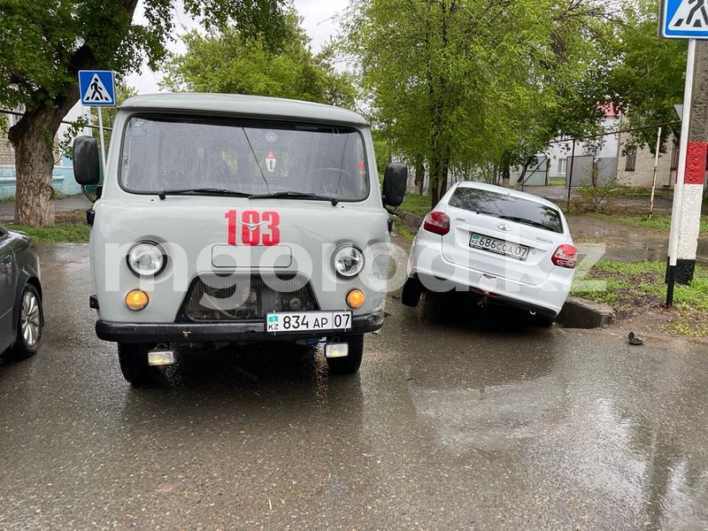 Неотложка столкнулась с легковым авто в Уральске