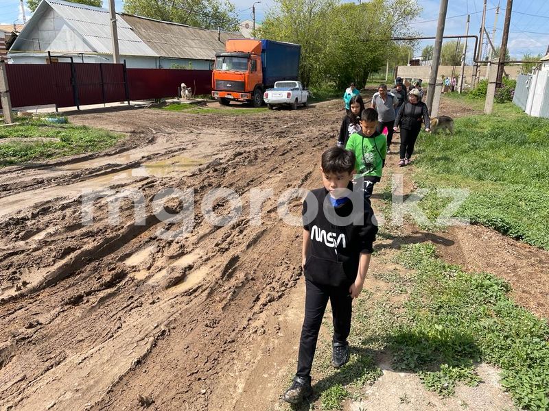 Круглый год в грязи по колено – жители улицы Панфилова в Уральске возмутились состоянием дороги