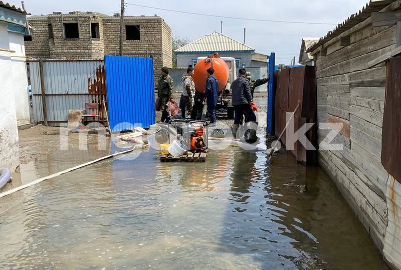 40 тысяч кубов воды выкачали с улиц Атырау за сутки