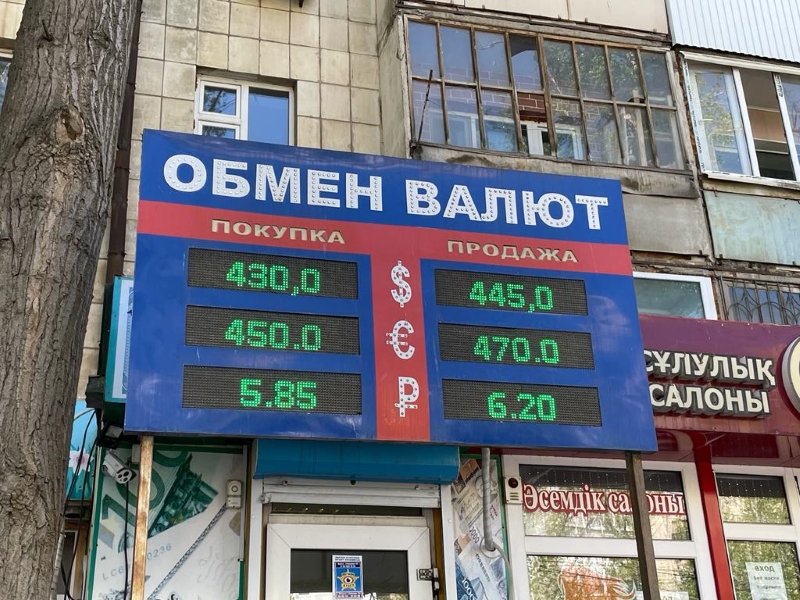 По 6,2 тенге продают рубль в обменниках Уральска