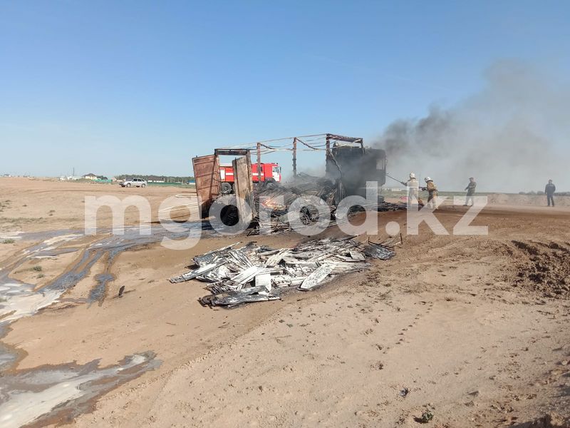 Грузовик с прицепом сгорел на трассе Атырау - Астрахань