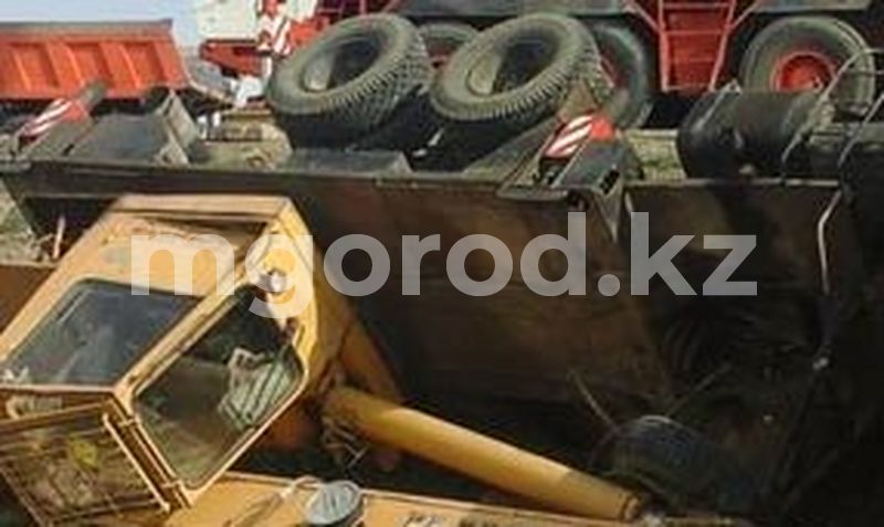 Автокран перевернулся на просёлочной дороге в ЗКО. Погиб водитель