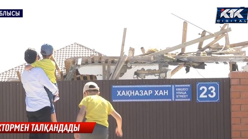 В Атырау мужчина после развода снес дом, чтобы не делить его с женой и детьми