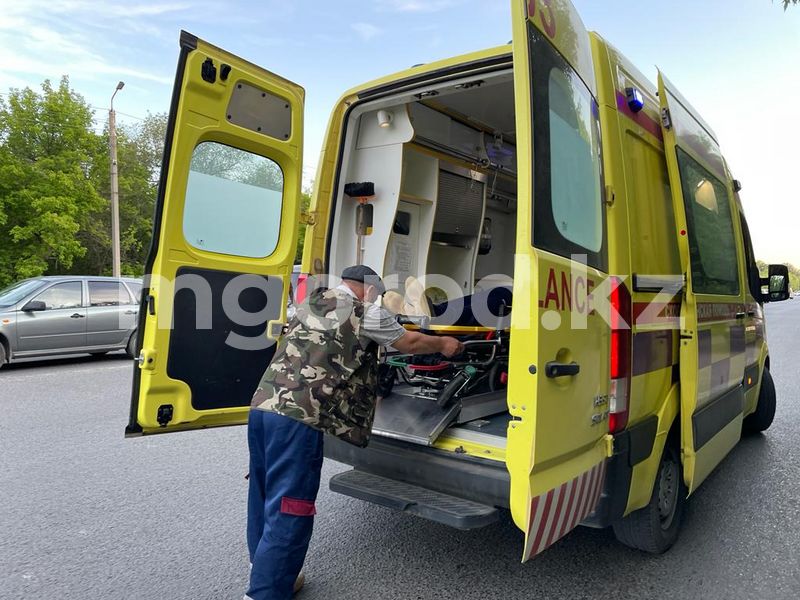 Велосипедист попал под колёса легковушки в Уральске: мужчина скончался в больнице