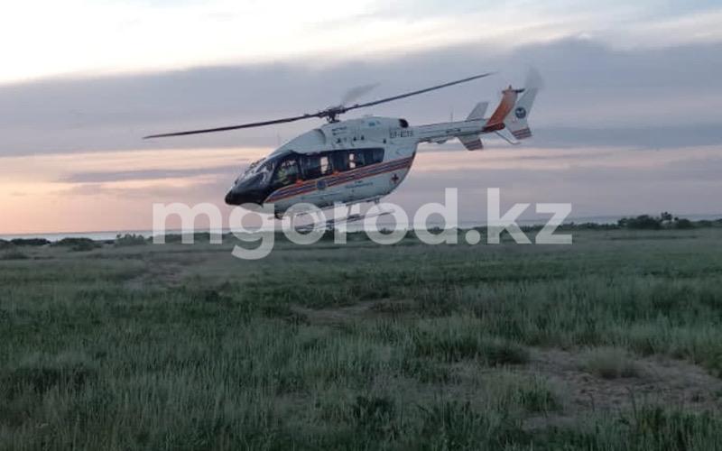 Пропавших на озере мужчину и ребёнка ищут на вертолёте спасатели ЗКО
