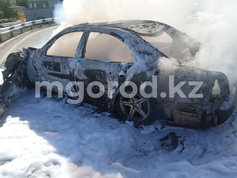 Mercedes сгорел на мосту в Атырау