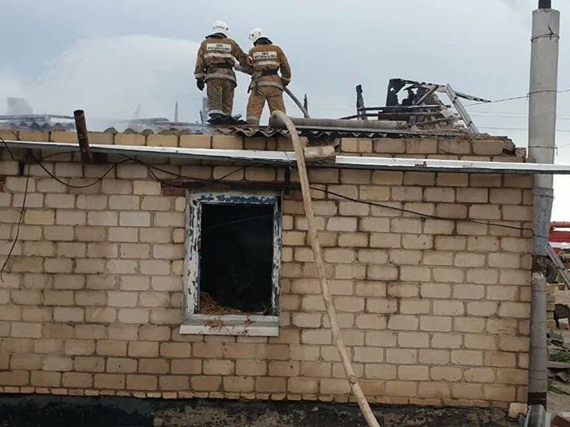 В Атырауской области загорелся дом из-за удара молнии