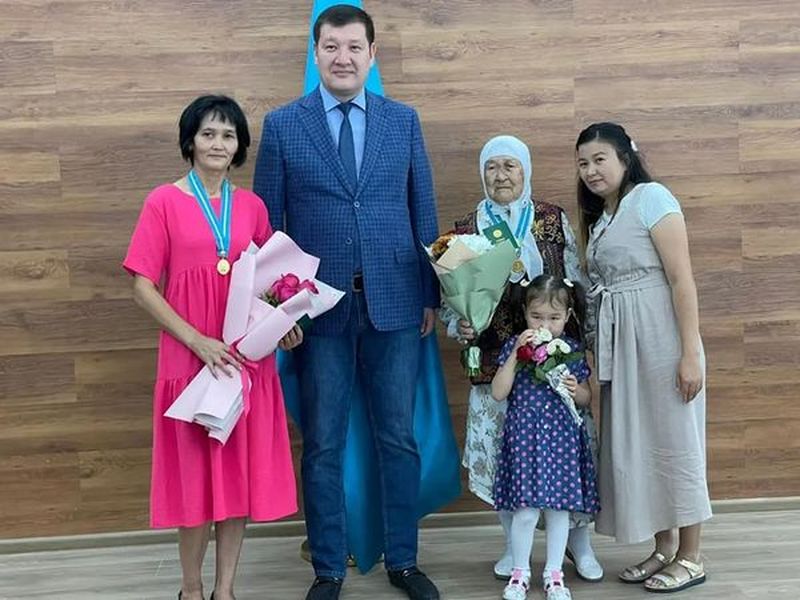 Государственные награды вручили многодетным матерям Бурлинского района