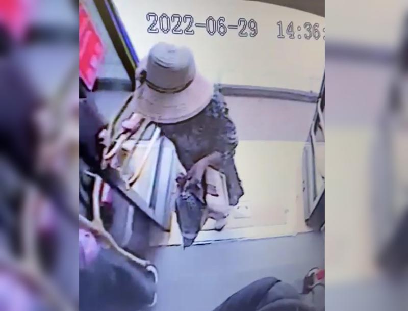 Женщина украла валидатор из автобуса в Уральске