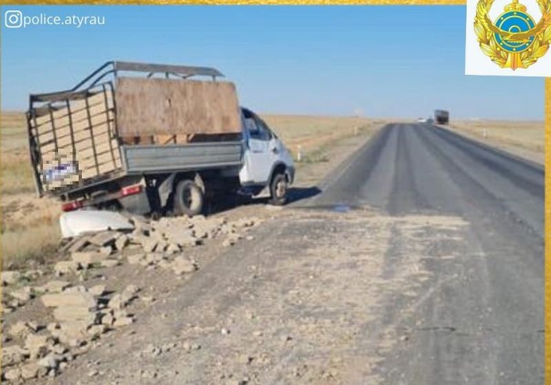 Водитель уснул за рулем: большегруз и «ГАЗель» столкнулись в Атырауской области