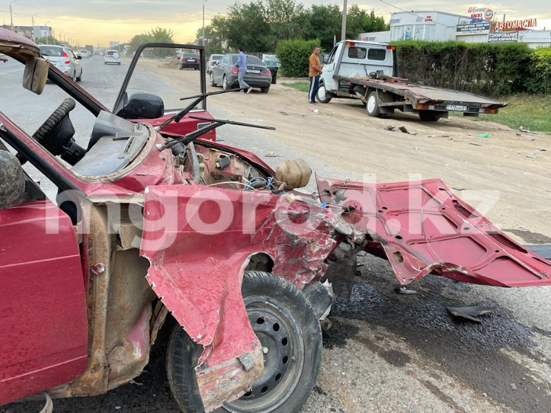В Уральске легковушку разворотило в ДТП