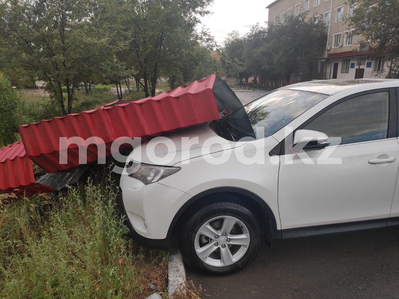 Сильный ветер сорвал крышу роддома в Атырау