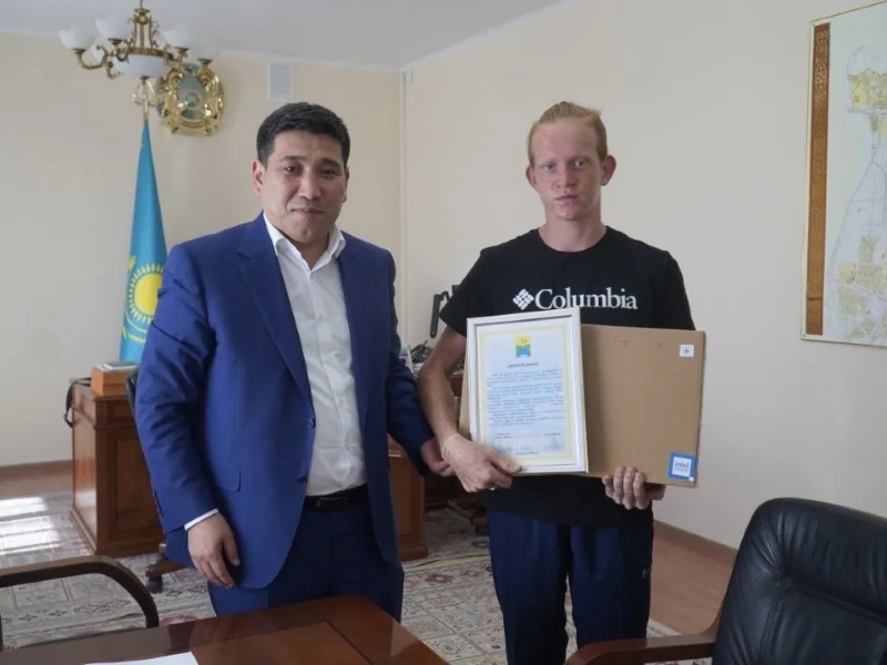 Ноутбук подарил аким Уральска подростку, который спас тонувшего мужчину