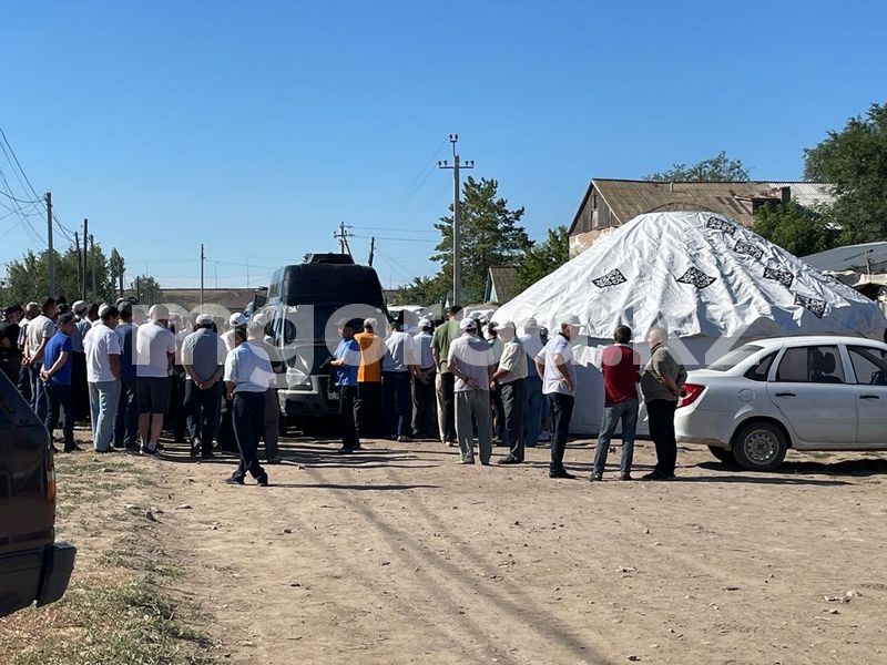 В последний путь проводили две семьи, погибшие в ДТП на объездном шоссе в Уральске
