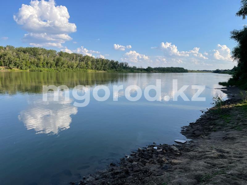 С каждого по пять литров: Урал наполнили водой местные жители