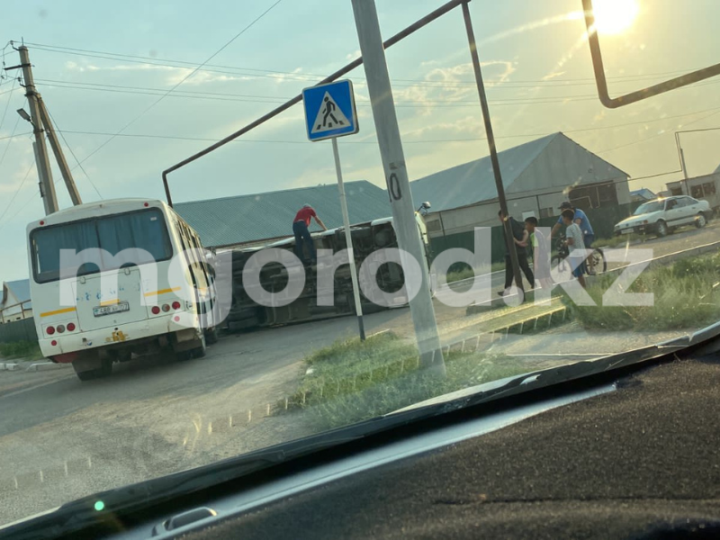 Автобус перевернулся в Аксае