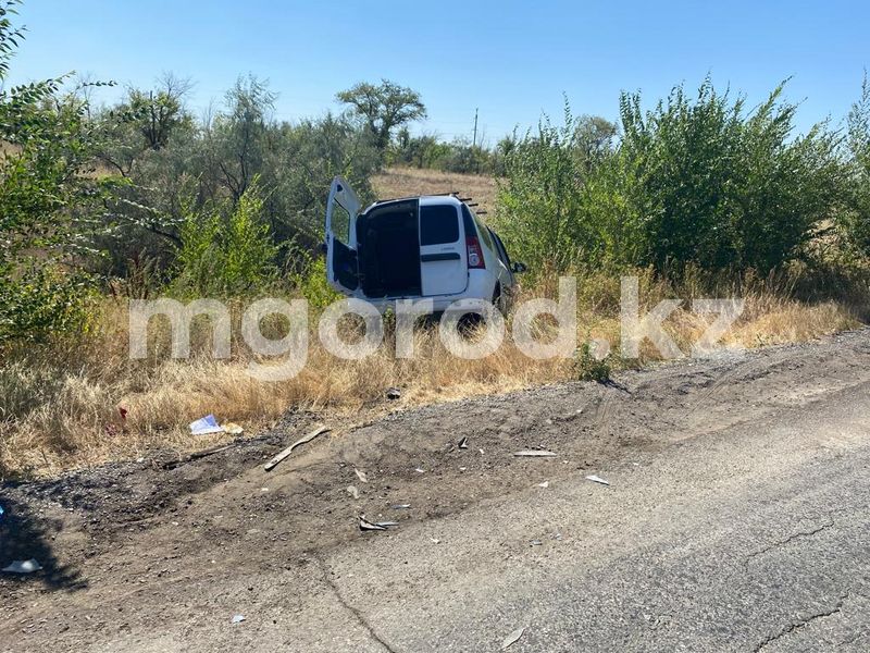 Двух пассажиров доставили в больницу после столкновения BMW и Largus на трассе ЗКО
