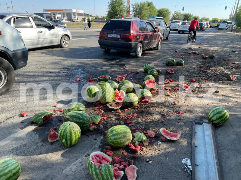 Lada влетела в прицеп с арбузами в Уральске: водитель был пьян