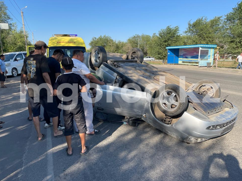 В Уральске Lada влетела в прицеп с арбузами и перевернулась