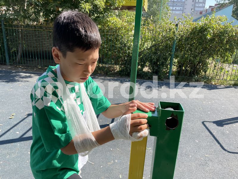 В Уральске ещё одному ребёнку отрезало фалангу пальца на детской площадке
