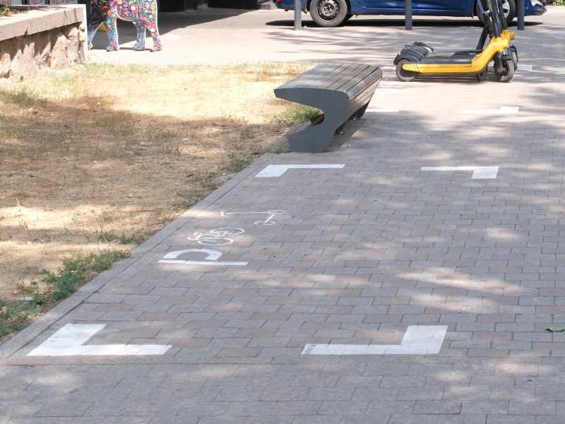 Разметка для парковки электросамокатов появилась в Алматы