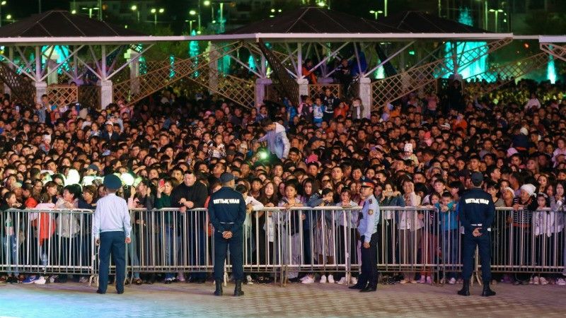 120 детей потеряли на концерте в Атырау