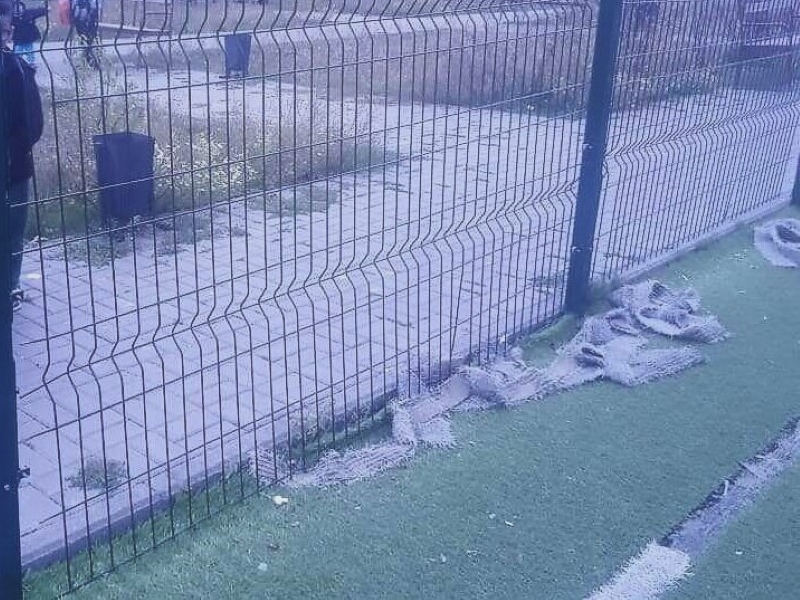 Ребёнок напоролся головой на прут на футбольной площадке