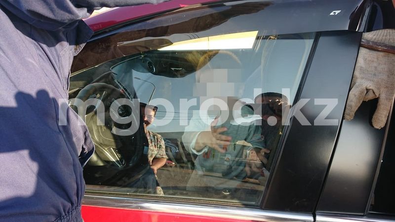 В Атырау полуторагодовалый малыш остался запертым в авто