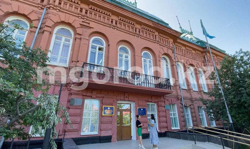 В Уральске родители учеников государственной художественной школы требуют оставить их в здании, где открыли частную школу