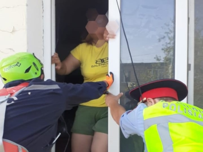 Женщина пыталась выпрыгнуть из окна в Атырау