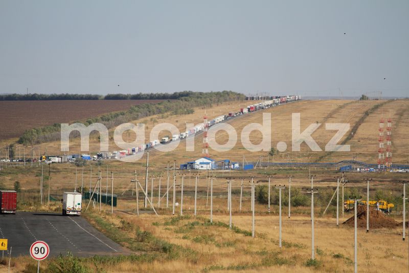 Хлеб по 1500 тенге, вода - 700: казахстанцы третьи сутки не могут попасть в страну из-за очередей на границе