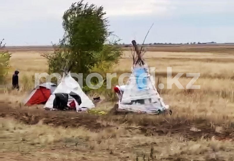 Жгут костры и живут в шалашах: по пять суток в очереди выстаивают россияне на границе с ЗКО