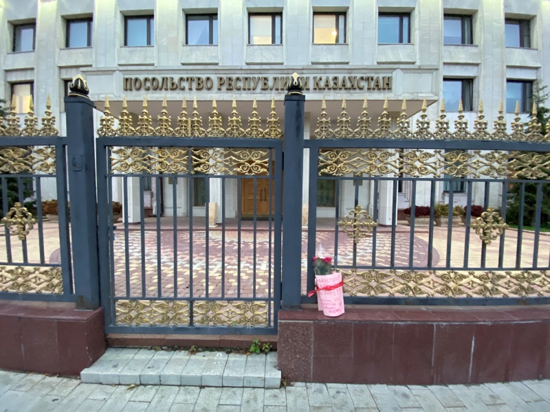 Россияне несут цветы и плакаты с благодарностями к посольствам Казахстана