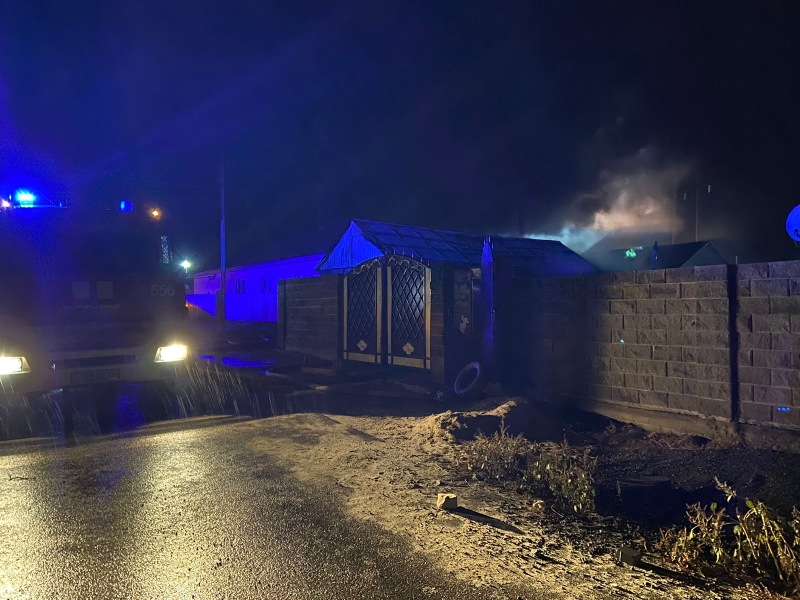 В Актюбинской области сгорели домик и гараж с авто. Четверо получили ожоги