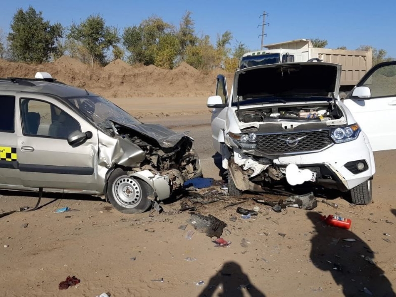 Два человека погибли при лобовом столкновении двух авто на трассе Актобе - Астрахань