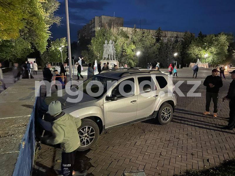 Водитель Duster проехал по площади и врезался в подземный переход в Уральске