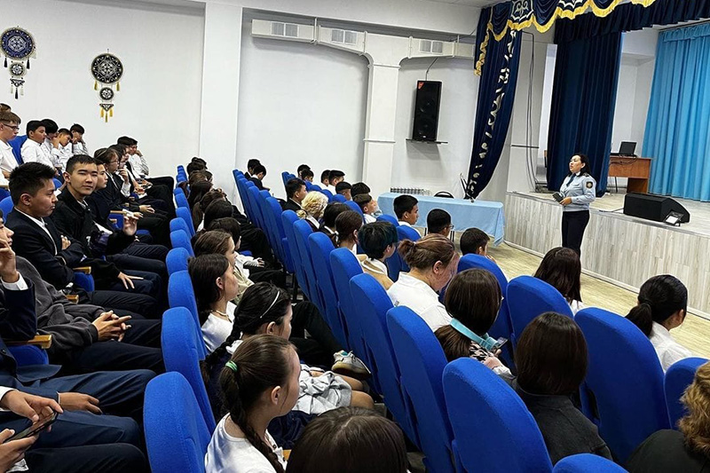 Полицейские провели круглый стол для старшеклассников Аксая