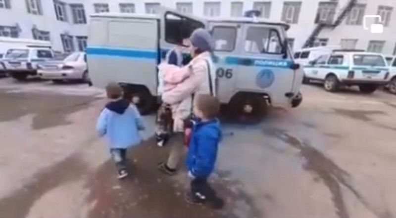Мать с малолетними детьми переночевала на остановке Уральска