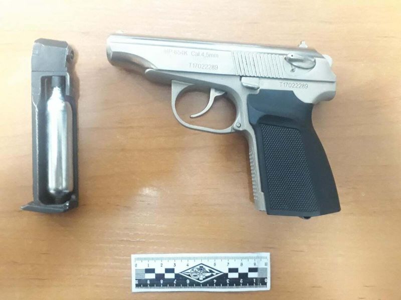 Житель Уральска станцевал в клубе с пистолетом