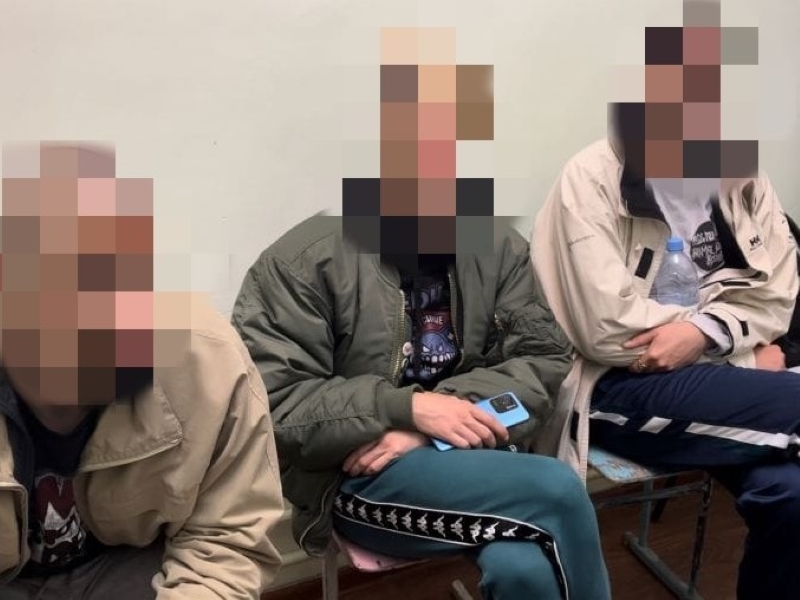 Выдворение подравшихся близ клуба в Уральске россиян сняли на видео