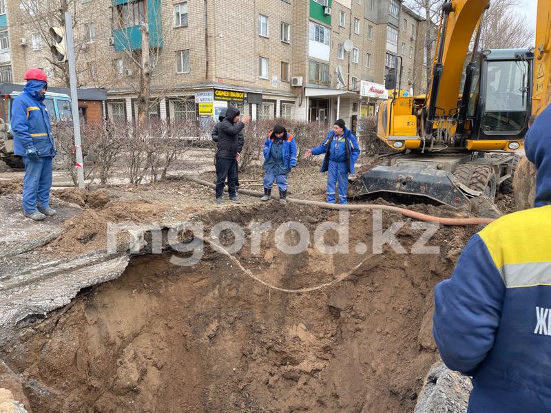 В Уральске продолжаются работы на месте аварии на коллекторе