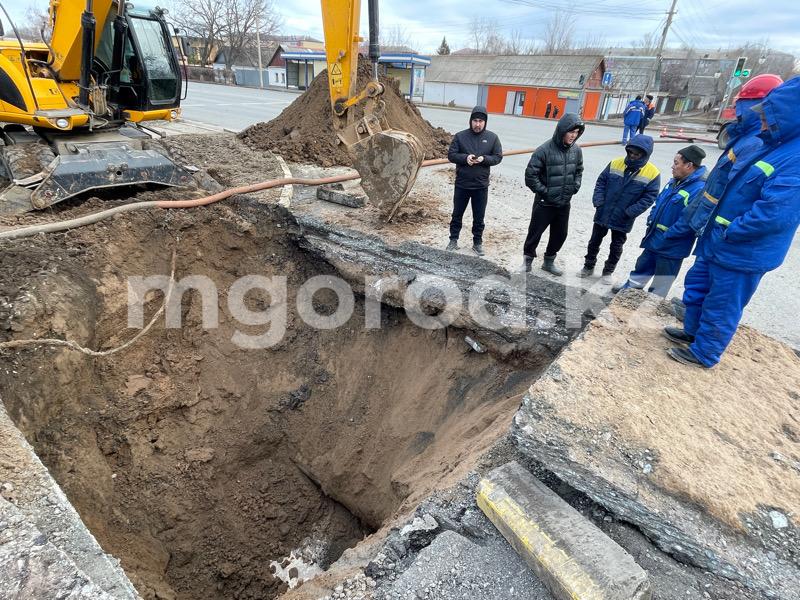 Будут ли вскрывать асфальт на проспекте Абулхаир хана из-за аварии на коллекторе в Уральске