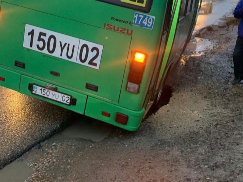 Колесо автобуса провалилось под асфальт в Алматы