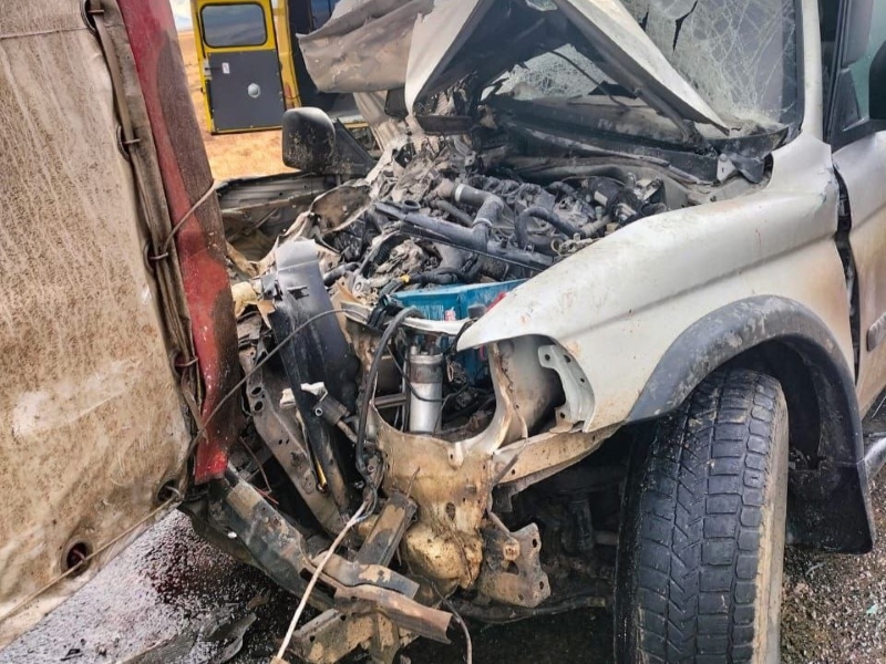 Внедорожник въехал в припаркованный грузовик на трассе Актобе - Астрахань