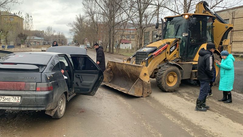 Три человека пострадали при столкновении трактора и легковушки в Уральске