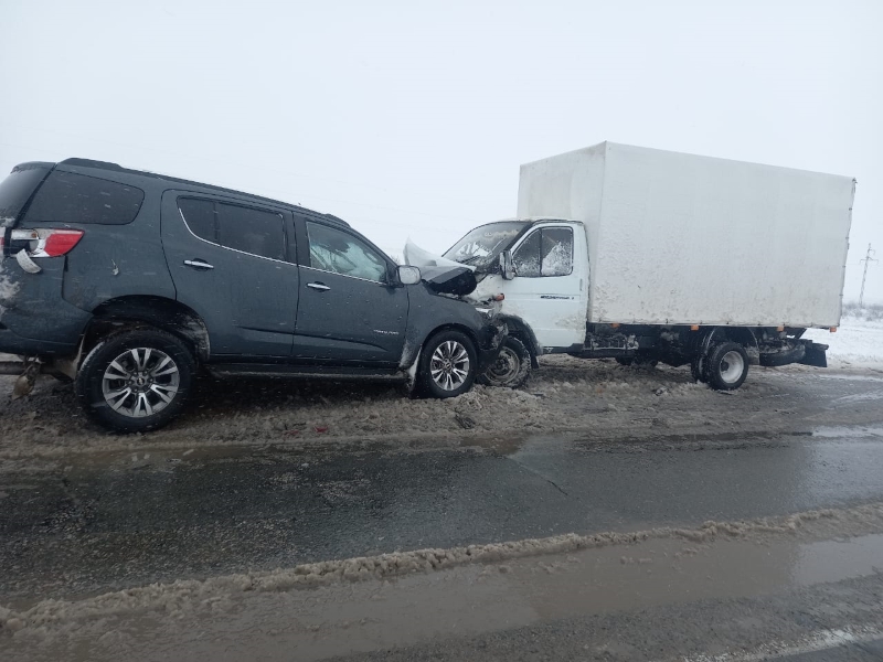 Два человека пострадали при лобовом столкновении двух авто на трассе Уральск - Атырау