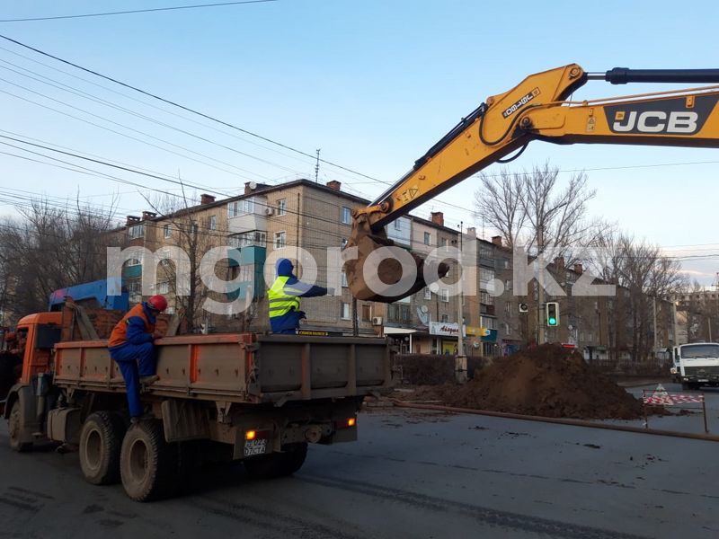 Четвёртый день устраняют аварию на коллекторе в Уральске